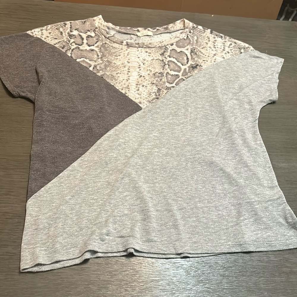 Short sleeve gray snake skin shirt